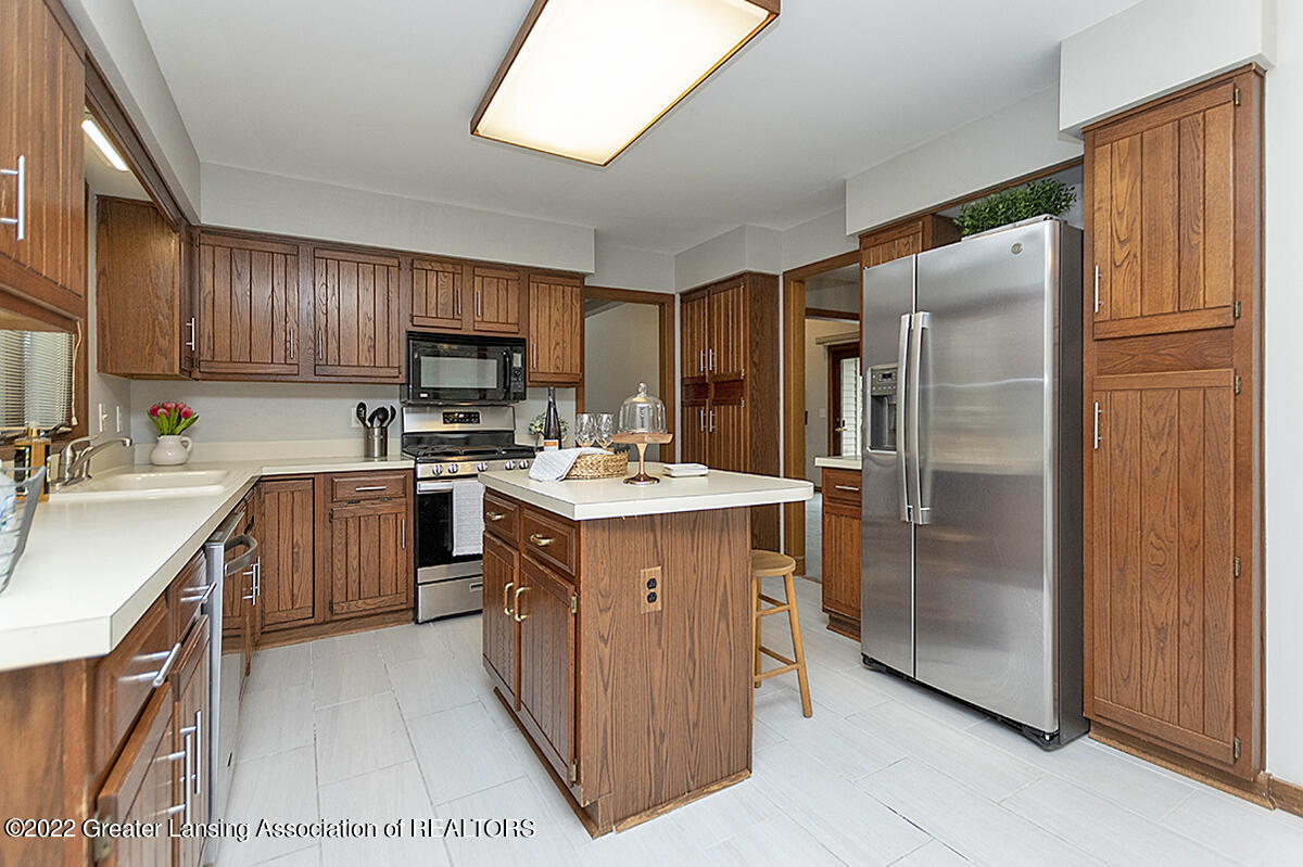 3233 Tecumseh River Road Lansing, MI 48906 - Photo 12 of 37 Kitchen