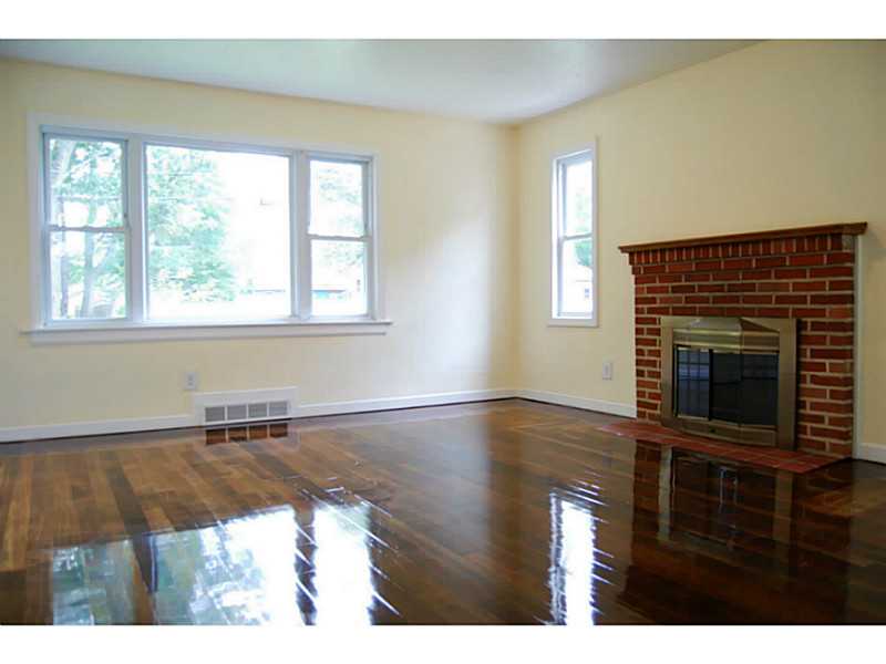 30 Horse Neck Road Warwick, RI 02889 - Photo 7 of 24 Living Room.