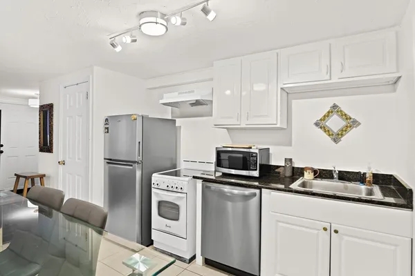 $1,950 | 243 Lake Street, Unit 1, Waltham, MA 02451