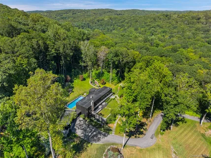 $4,550,000 | 147 Mianus River Road, Bedford, NY 10506