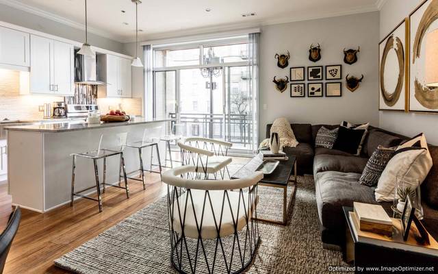 Undisclosed Address Chicago, IL 60607 - Photo 4 of 16 a living room with furniture a flat screen tv and kitchen view