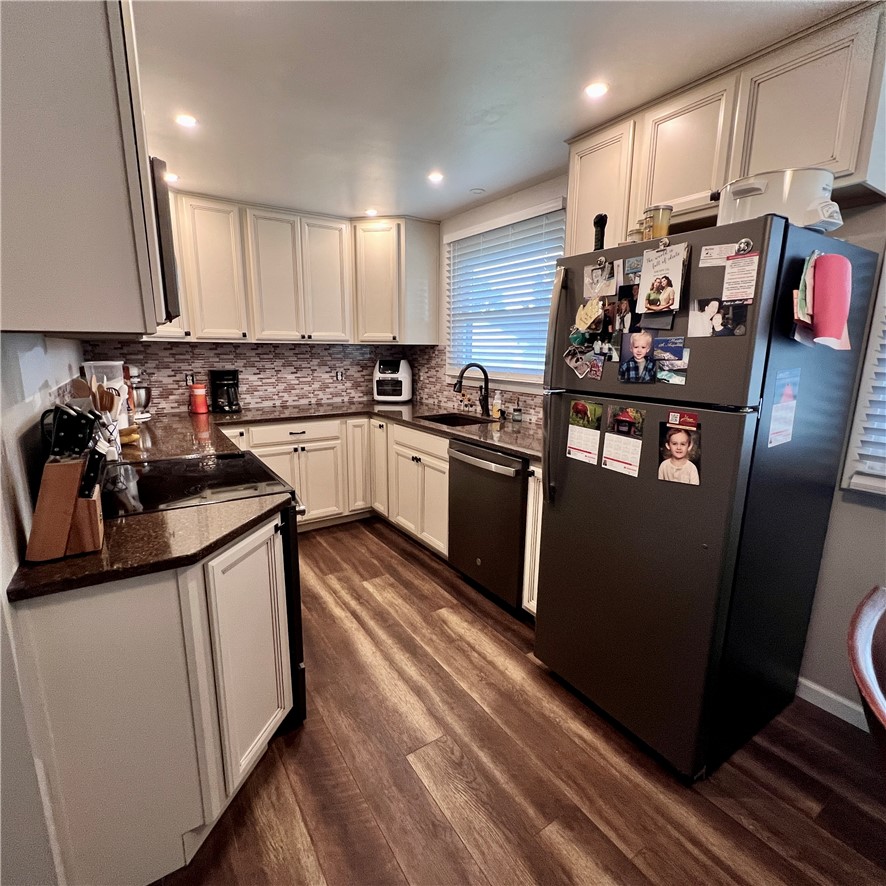 4253 Nevada Road Springfield, OH 45503 - Photo 2 of 28