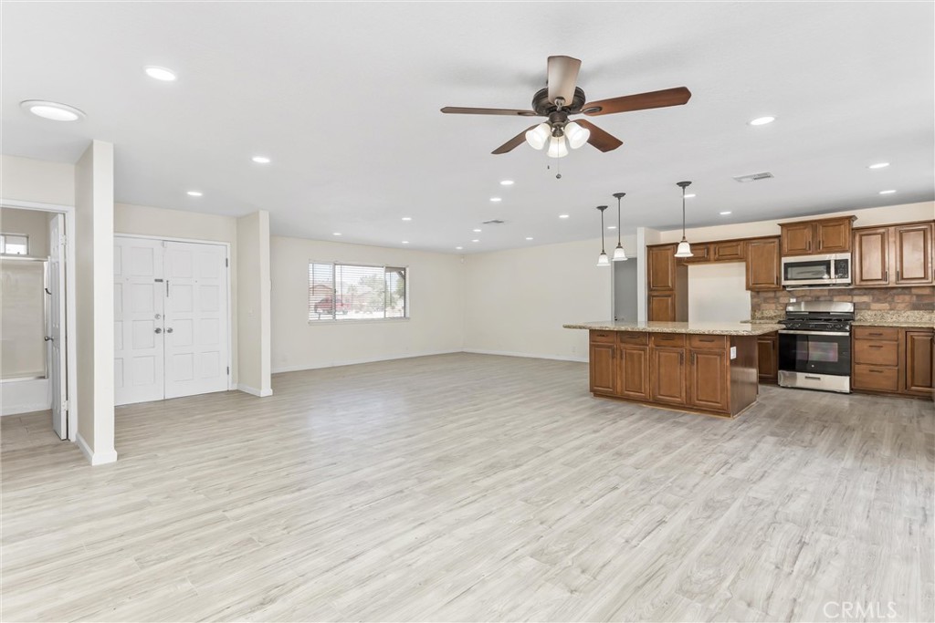 19891 Talihina Road Apple Valley, CA 92307 - Photo 18 of 81 Living room
