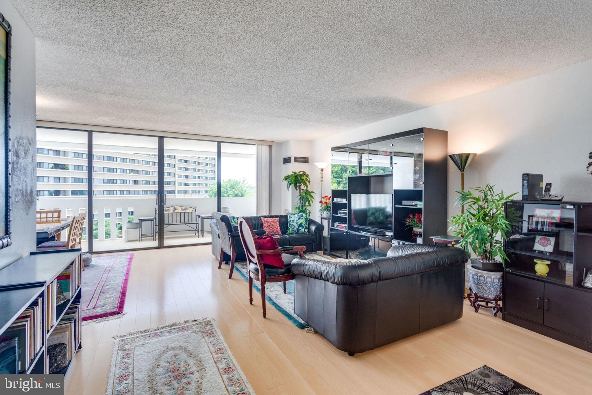 6101 Edsall Road, Unit 611 Alexandria, VA 22304 - Photo 4 of 65 LIGHT BRIGHT LIVING ROOM