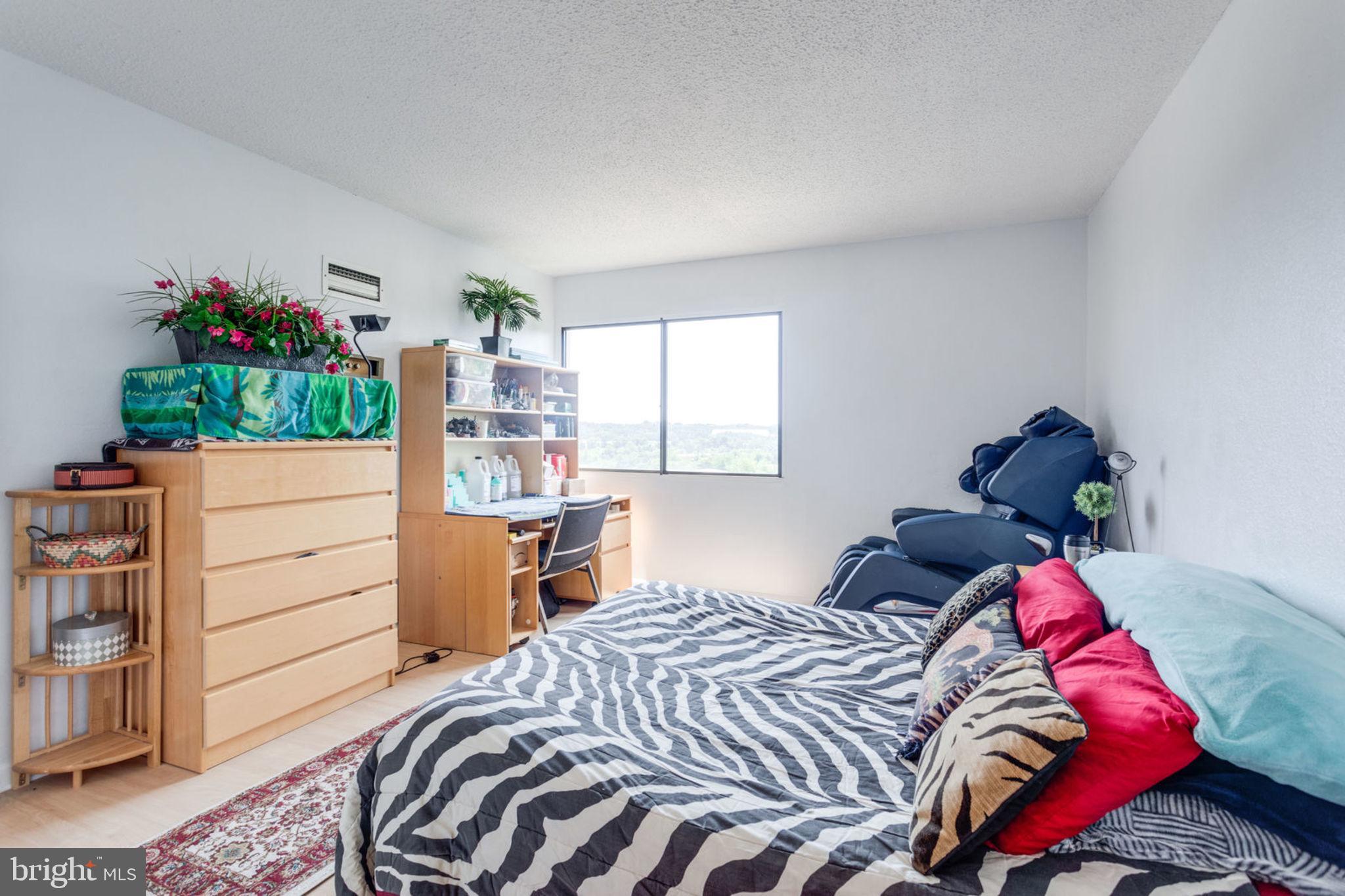 6101 Edsall Road, Unit 611 Alexandria, VA 22304 - Photo 33 of 65 SECOND BEDROOM WITH WINDOW