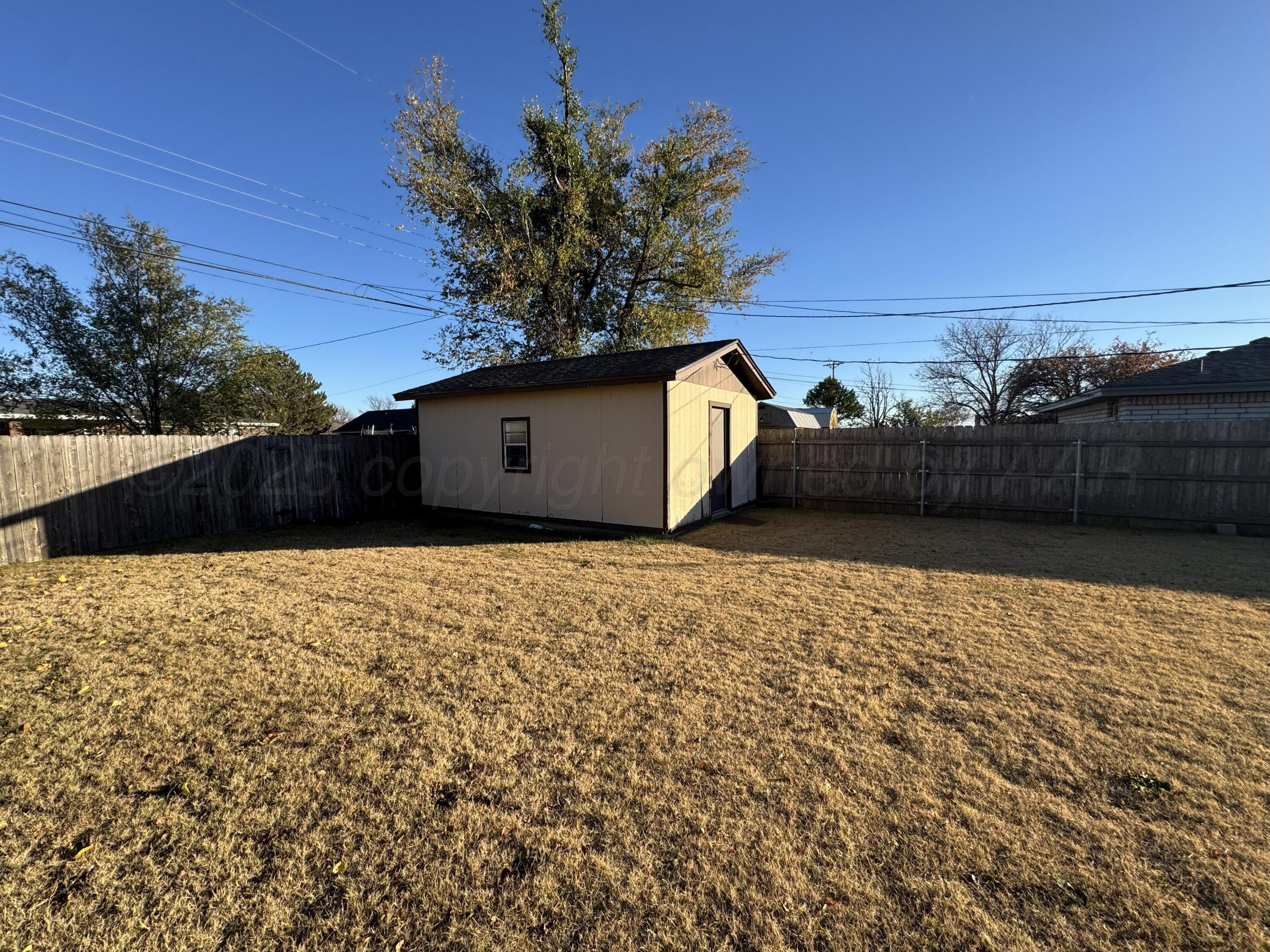 1009 P Avenue Sunray, TX 79086 - Photo 9 of 10 a view of balcony