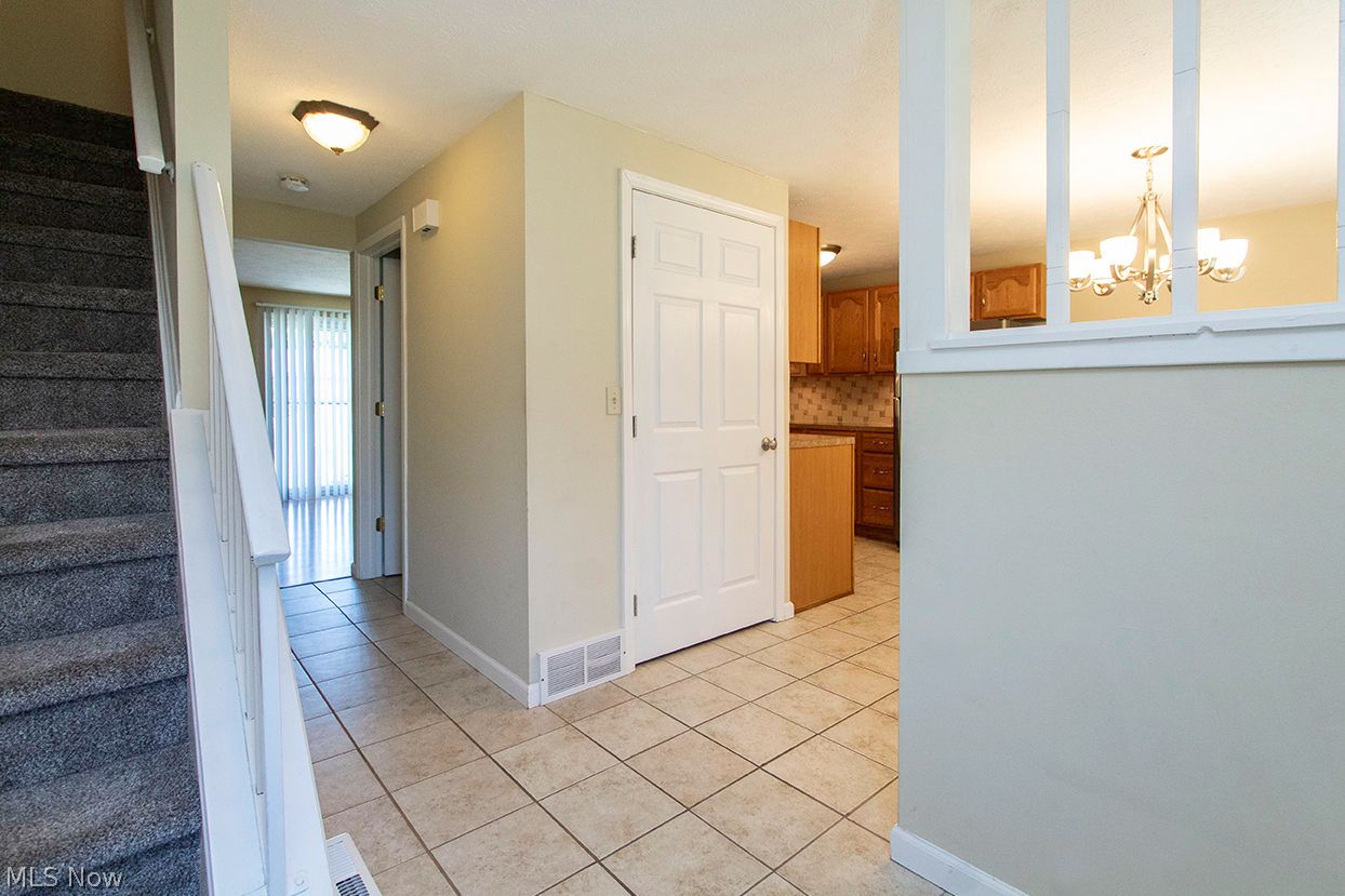 816 Wadsworth Road, Unit A7 Medina, OH 44256 - Photo 4 of 29 Foyer