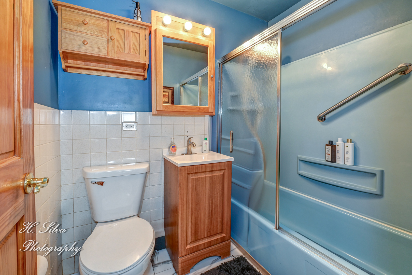 117 Marryat Place Streamwood, IL 60107 - Photo 12 of 15 a bathroom with a toilet sink and mirror