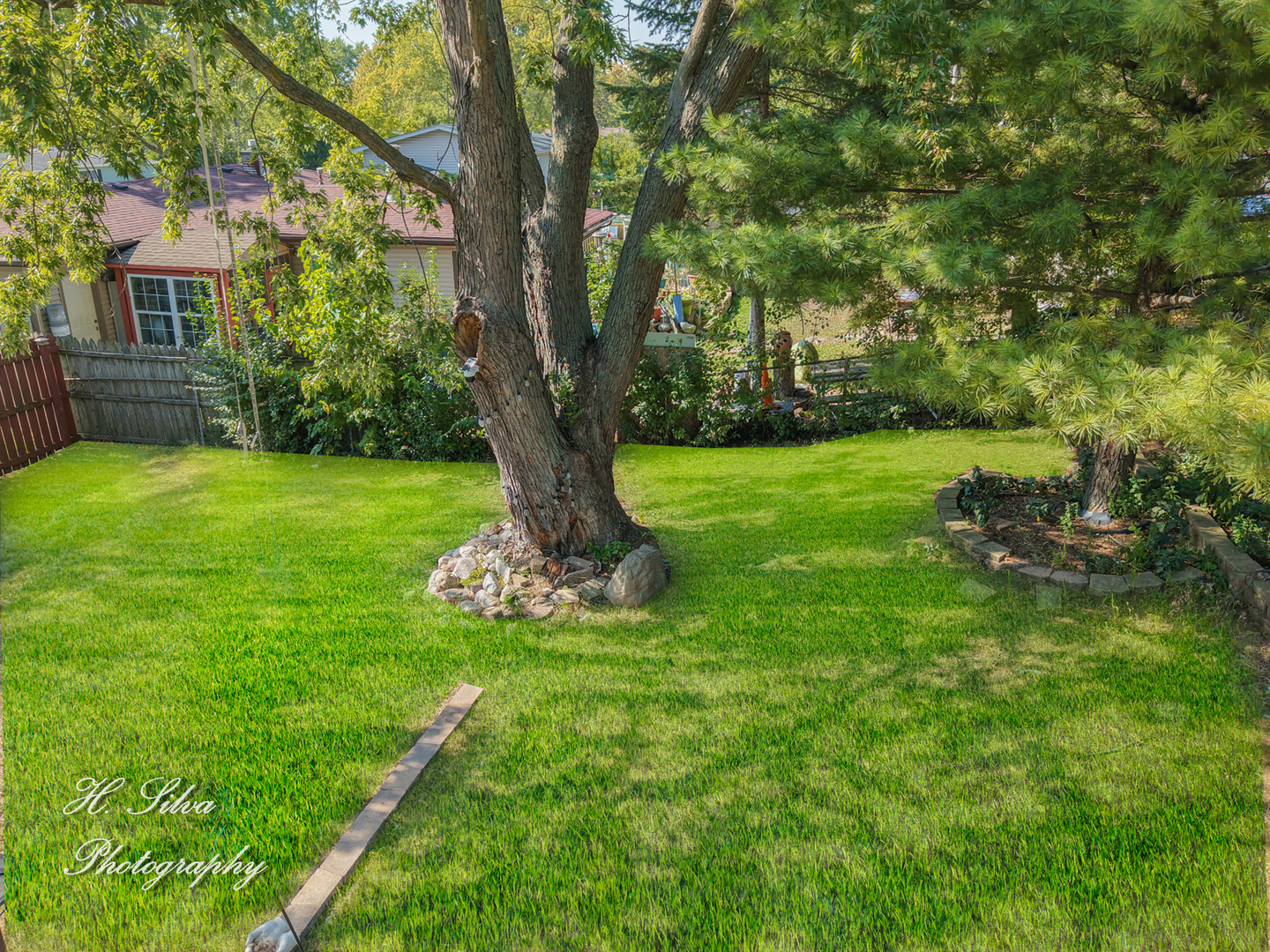 117 Marryat Place Streamwood, IL 60107 - Photo 14 of 15 a view of a garden with a tree