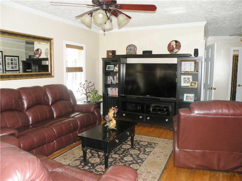 1015 Old Washington Road Canonsburg, PA 15317 - Photo 3 of 25 Living Room.