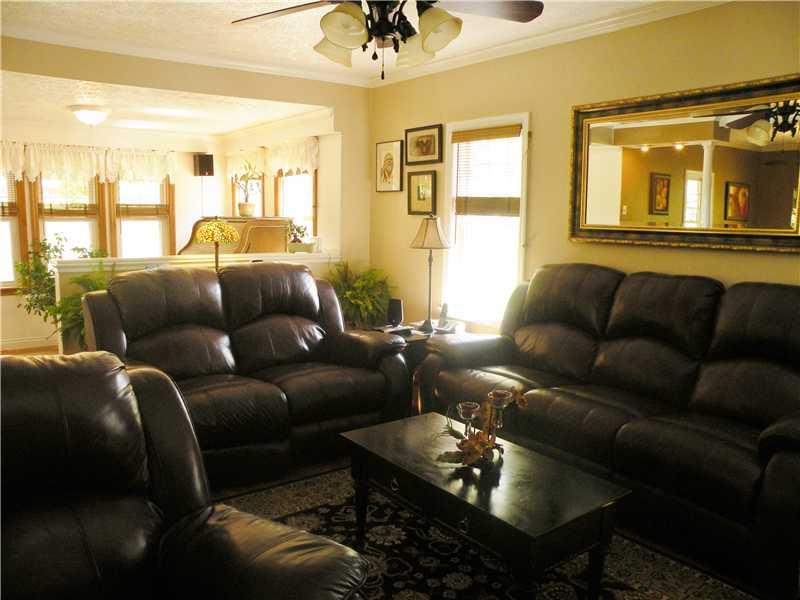 1015 Old Washington Road Canonsburg, PA 15317 - Photo 4 of 25 Living Room.