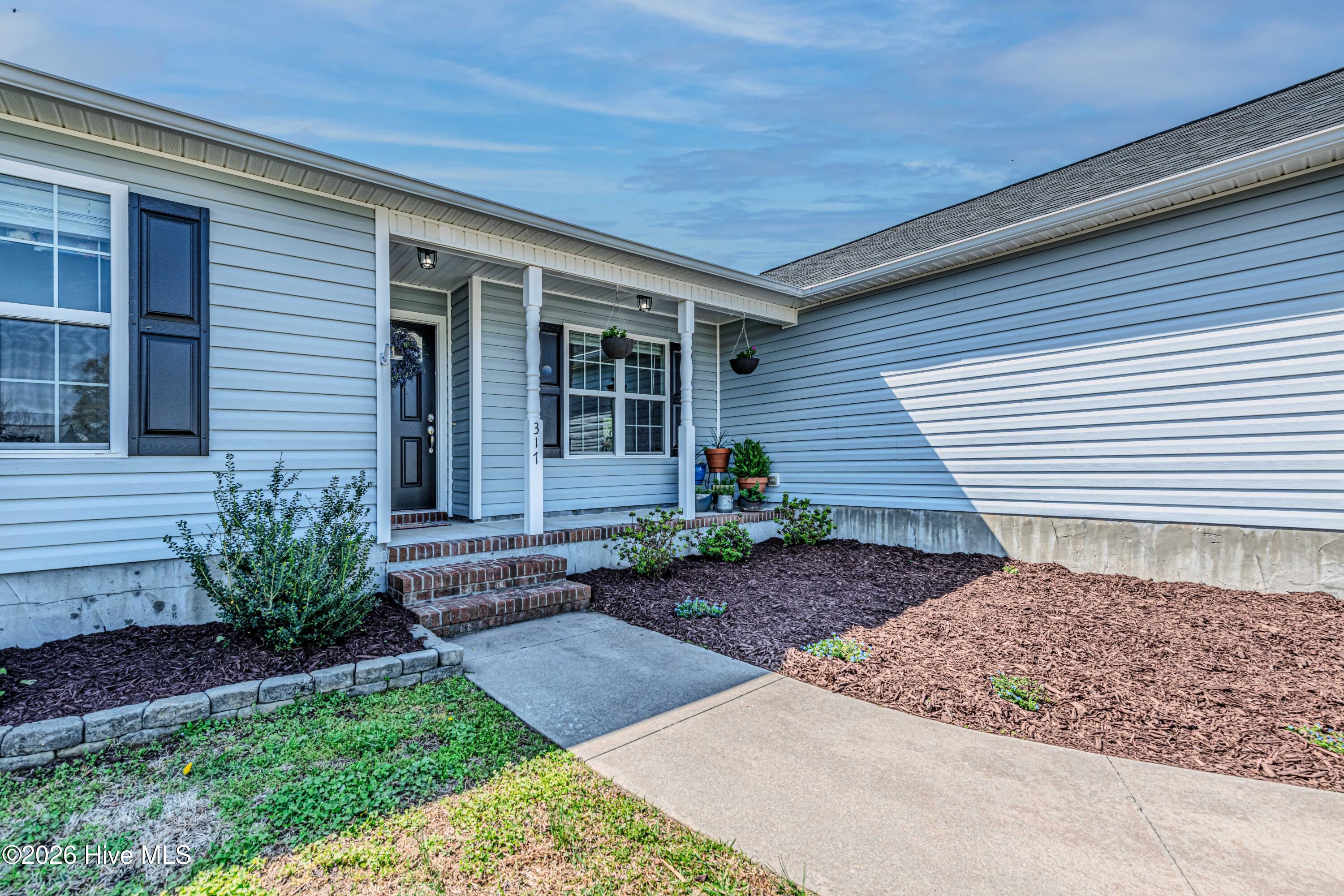 317 Shadyrock Path Richlands, NC 28574 - Photo 4 of 52 Rbecca P (4 of 51)