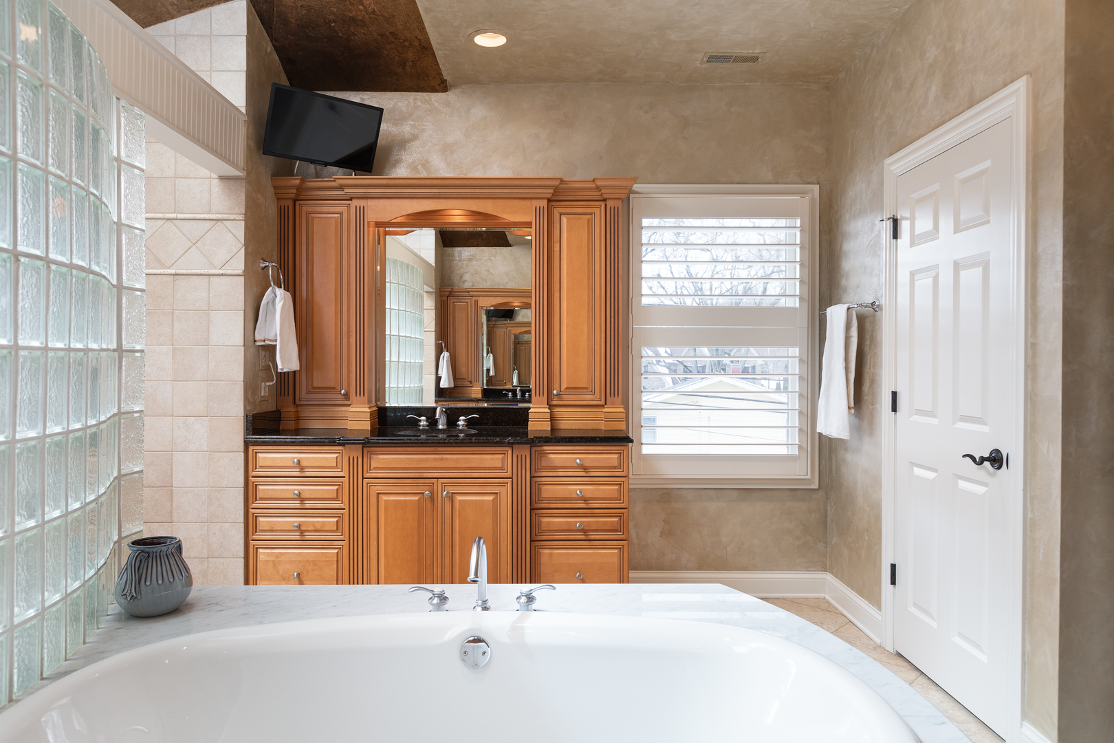 655 Sunset Drive Naperville, IL 60540 - Photo 37 of 61 a bathroom with a tub sink and mirror