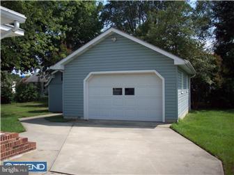 27 Mahoney Road Pennsville, NJ 08070 - Photo 4 of 25 Garage