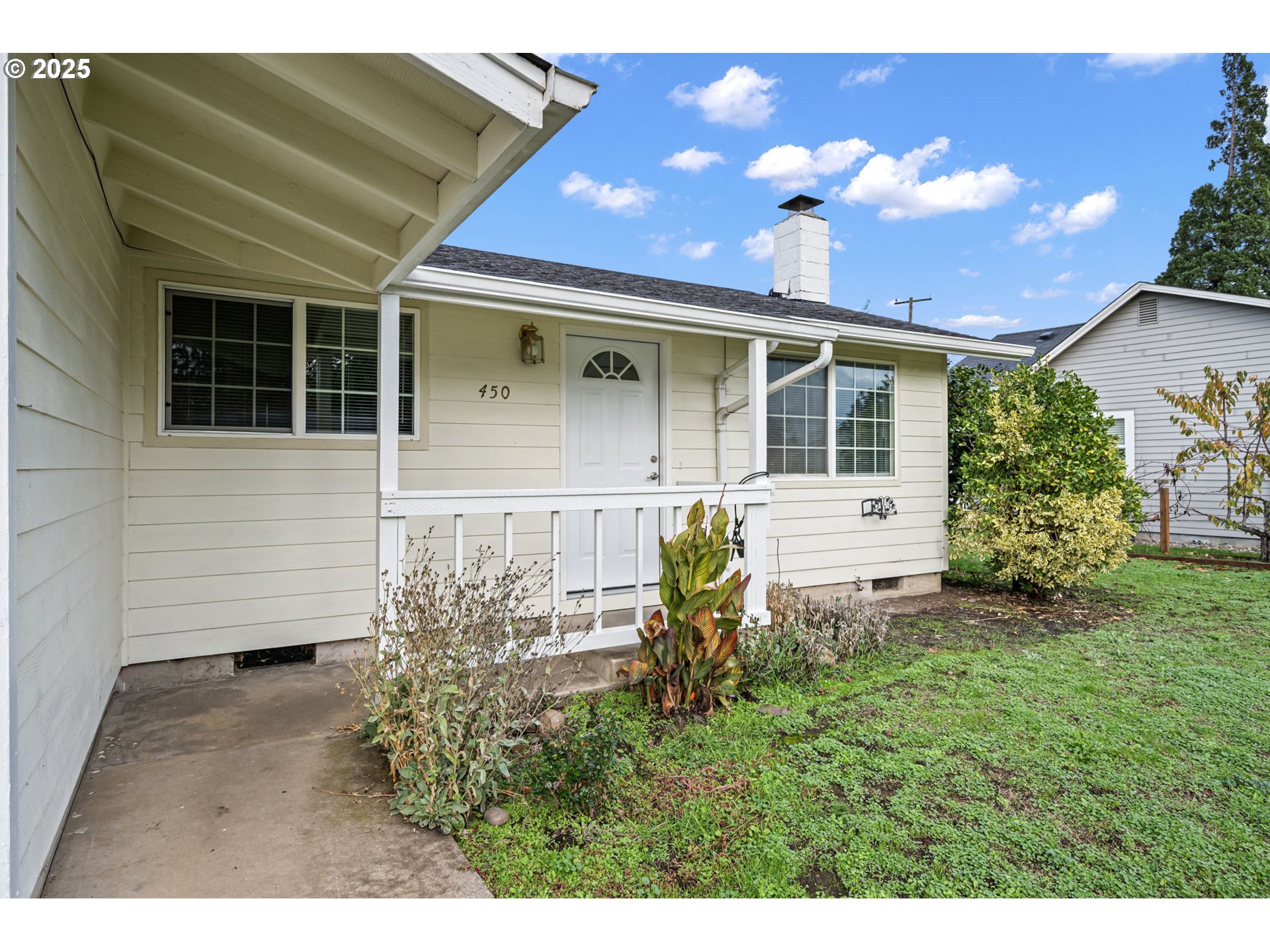 450 U Street Springfield, OR 97477 - Photo 2 of 25 a front view of a house with garden