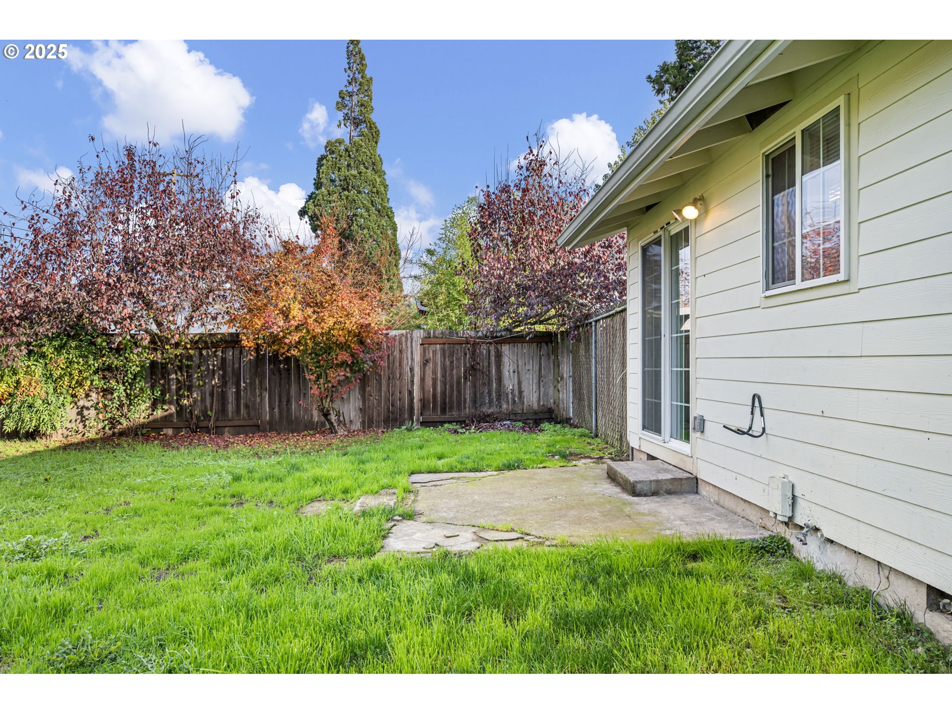 450 U Street Springfield, OR 97477 - Photo 21 of 25 a backyard of a house with lots of green space
