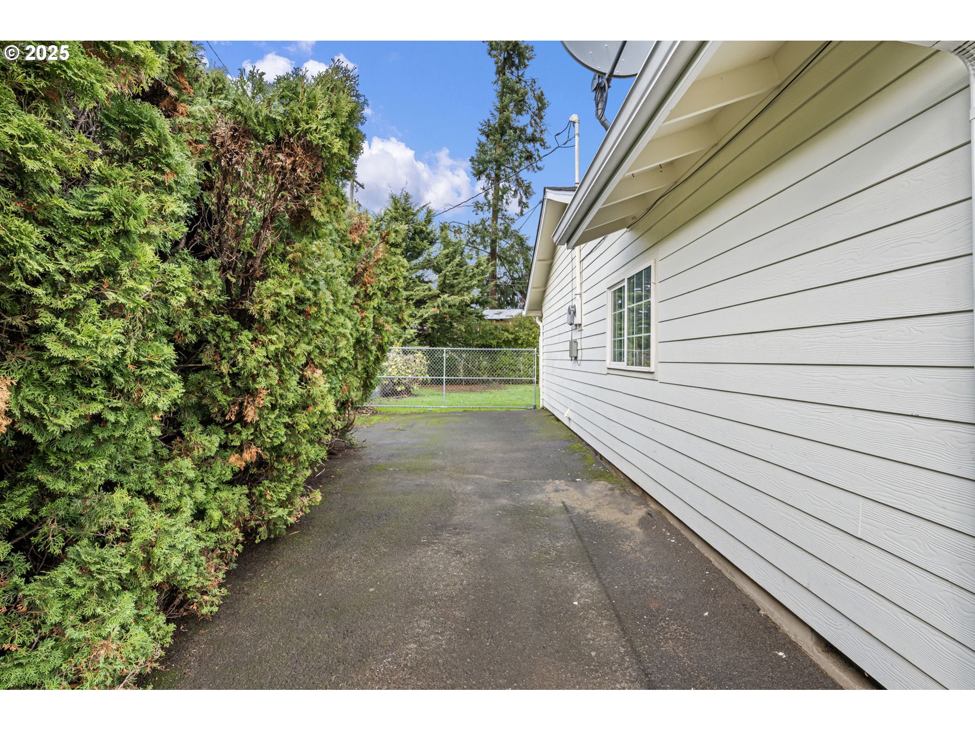 450 U Street Springfield, OR 97477 - Photo 4 of 25 a view of a backyard