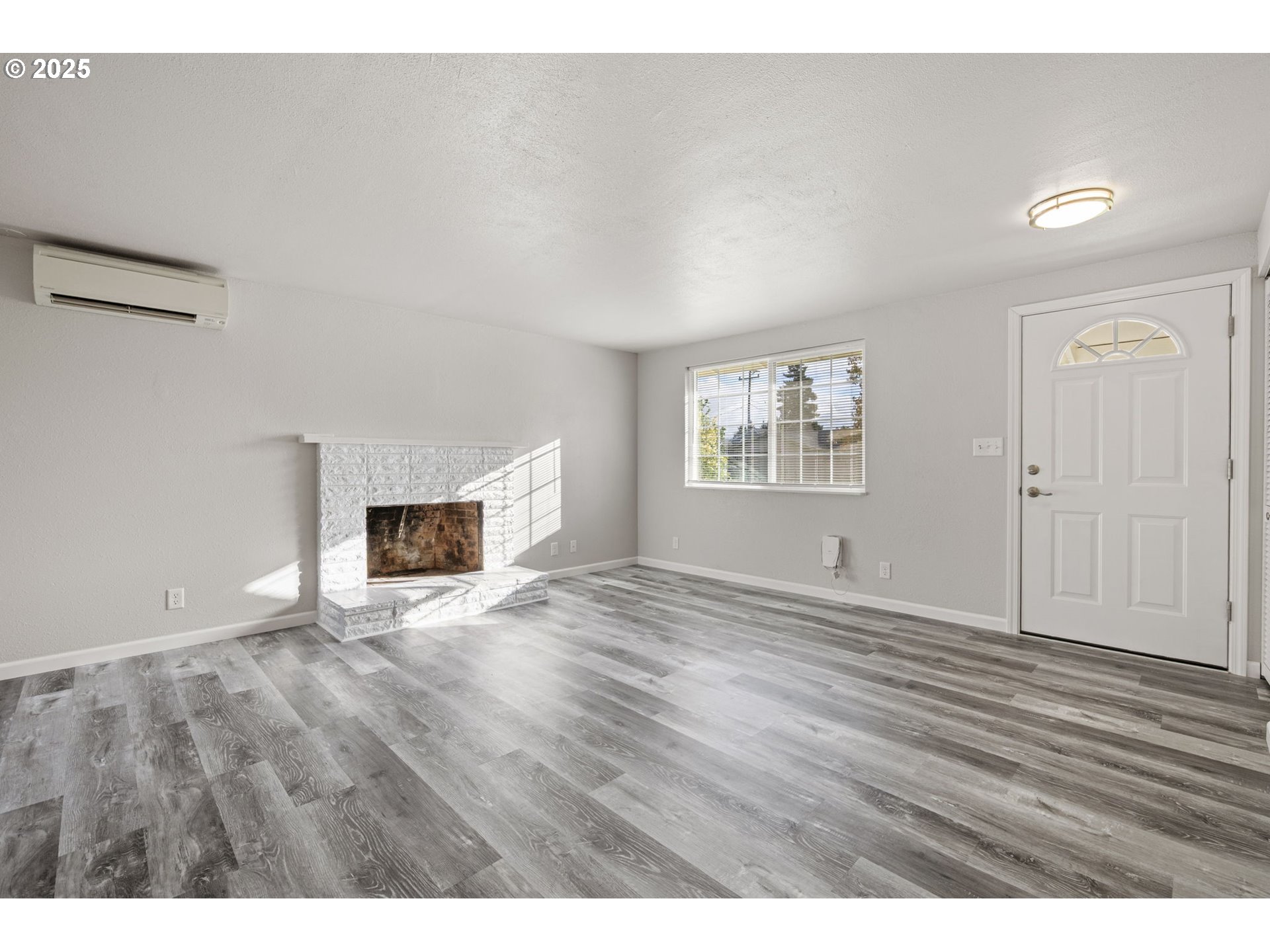 450 U Street Springfield, OR 97477 - Photo 7 of 25 a view of an empty room with wooden floor and a window