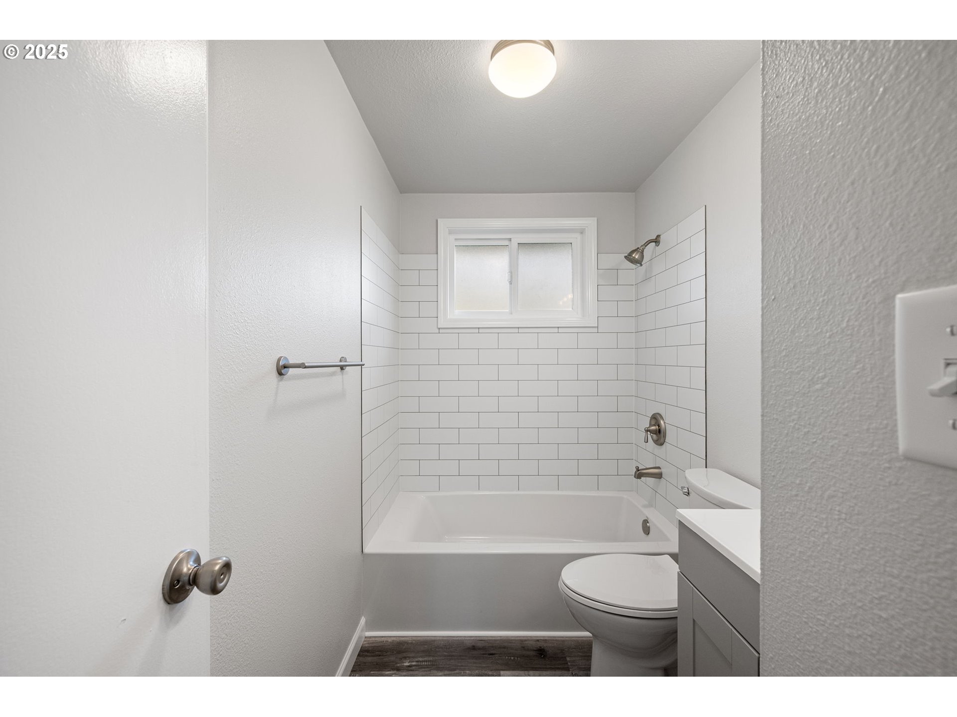 450 U Street Springfield, OR 97477 - Photo 10 of 25 a bathroom with a toilet a sink and bathtub