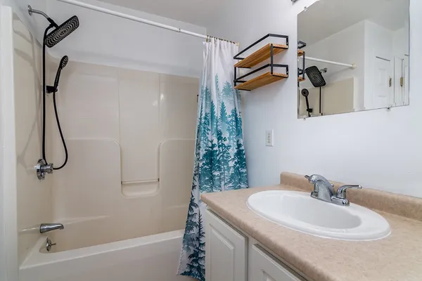 $599,000 | 160 Suburban Parkway, Warwick, RI 02889