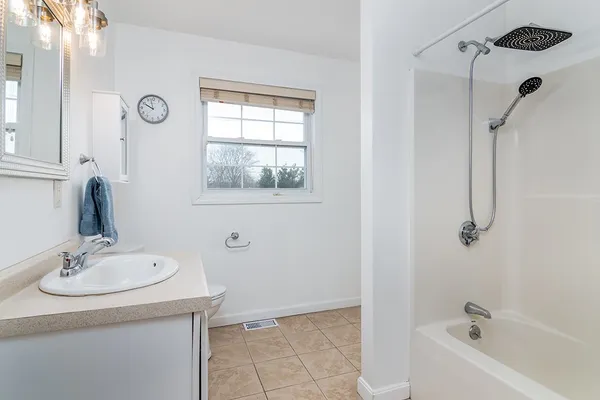 $599,000 | 160 Suburban Parkway, Warwick, RI 02889