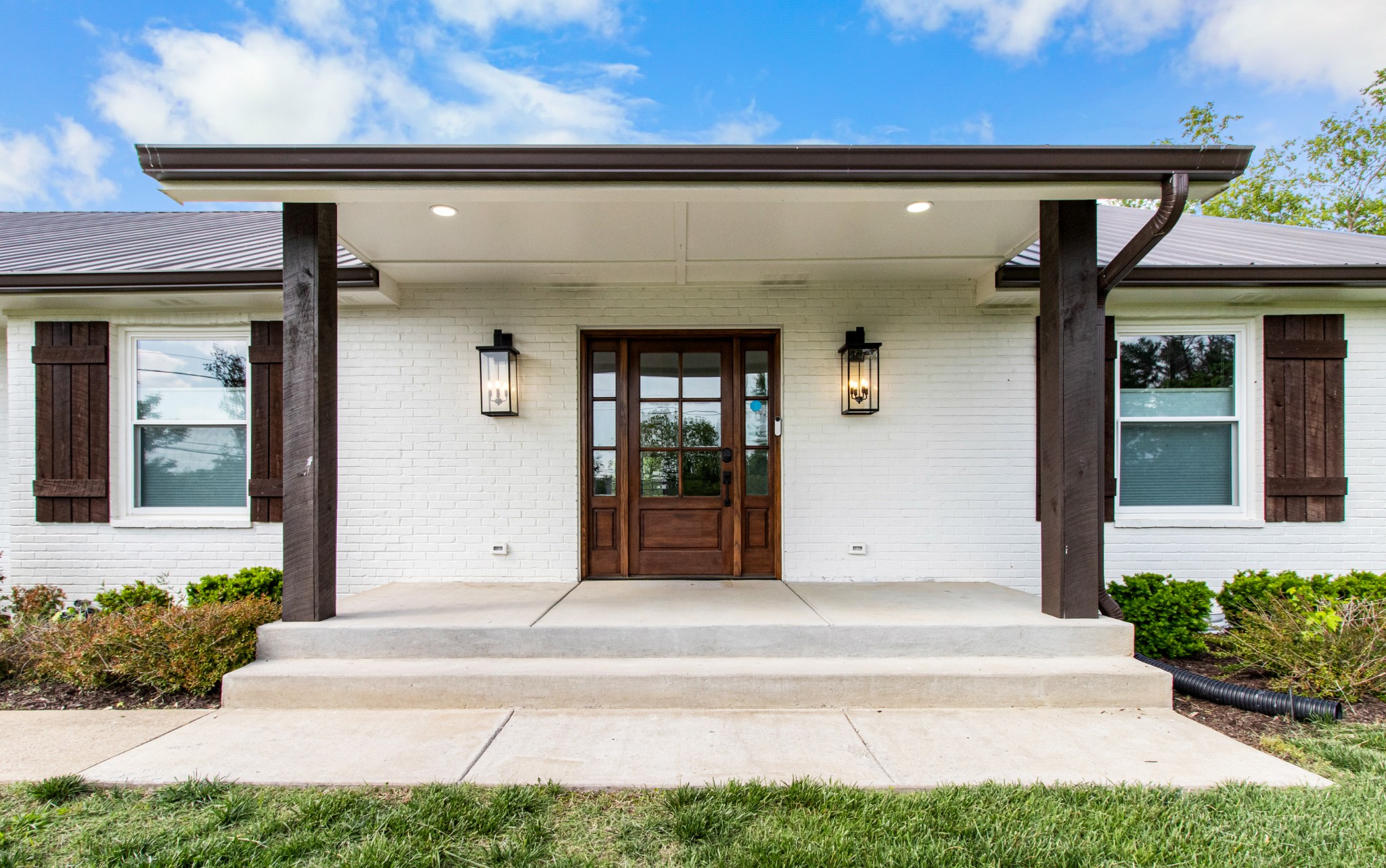 209 Hawkins Road Clarksville, TN 37040 - Photo 2 of 39 a front view of a house with garden