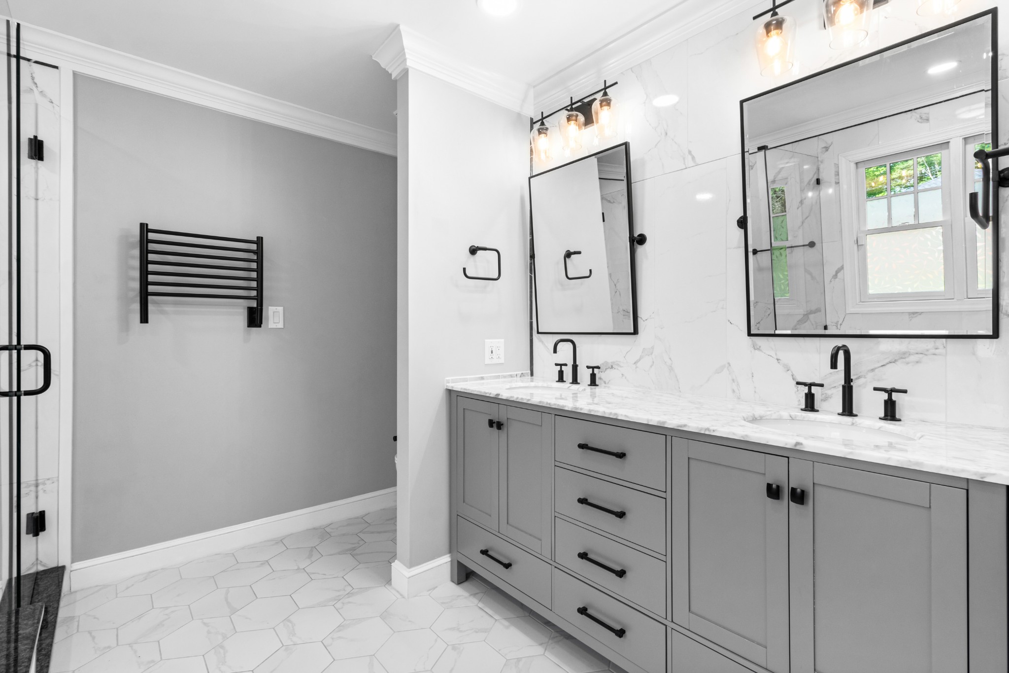 209 Hawkins Road Clarksville, TN 37040 - Photo 25 of 39 a bathroom with double sink and a mirror