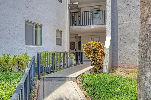 $2,250 | 6850 10th Avenue North, Unit 101, Lake Worth, FL 33467