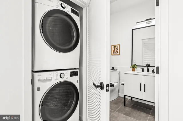a view of a bedroom with washer and dryer