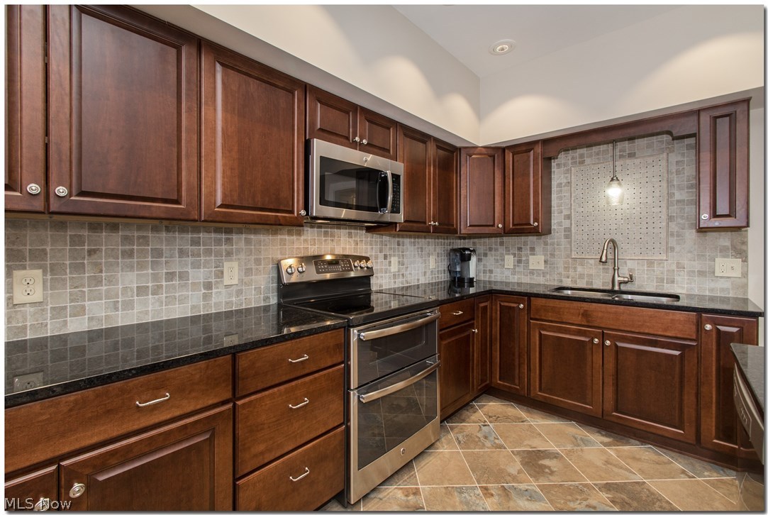2583 Wellington Road Cleveland, OH 44118 - Photo 11 of 35 Gallery Image 11
