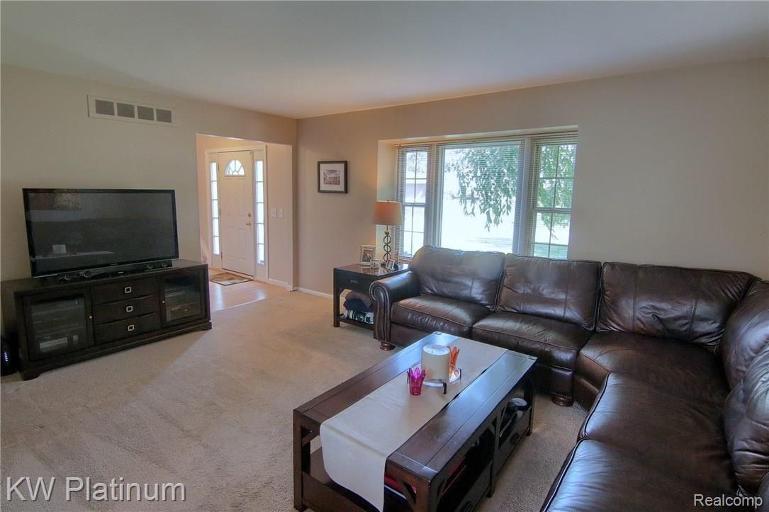 1628 Dennett Lane Rochester, MI 48307 - Photo 10 of 31 Living_Room.jpg