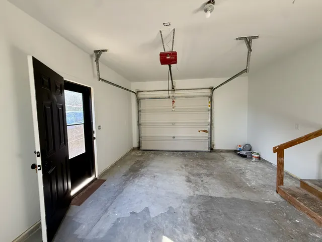 a view of entryway in front of house