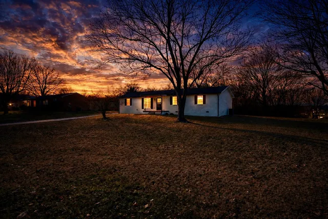 a view of a house with a yard