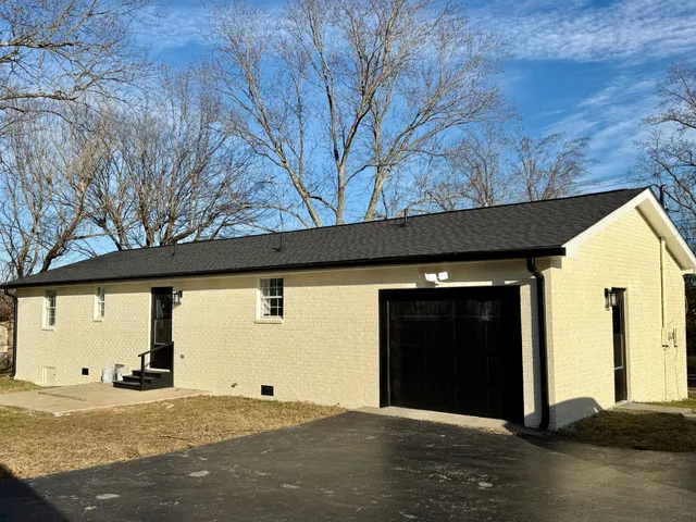 a view of a house with backyard