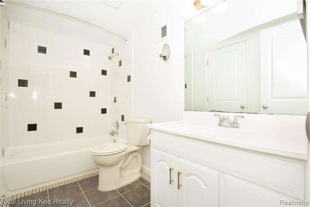 1673 Riverside Drive, Unit 6 Rochester Hills, MI 48309 - Photo 13 of 20
