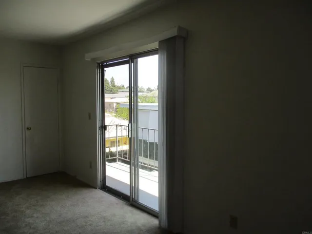 a view of empty room with window