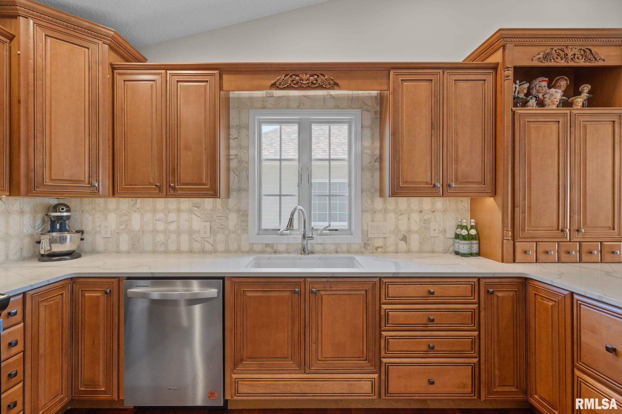 342 Heather Glen Eldridge, IA 52748 - Photo 10 of 47