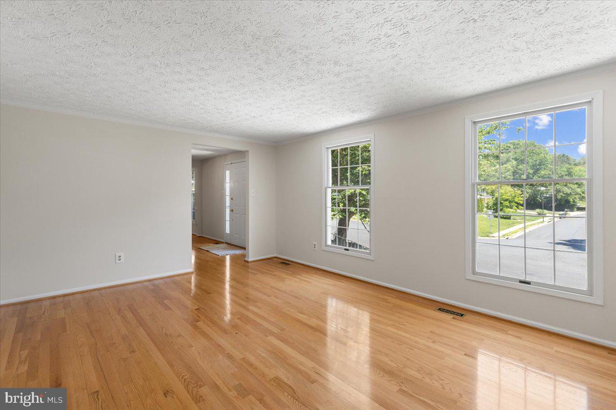7805 Roundabout Way Springfield, VA 22153 - Photo 5 of 45