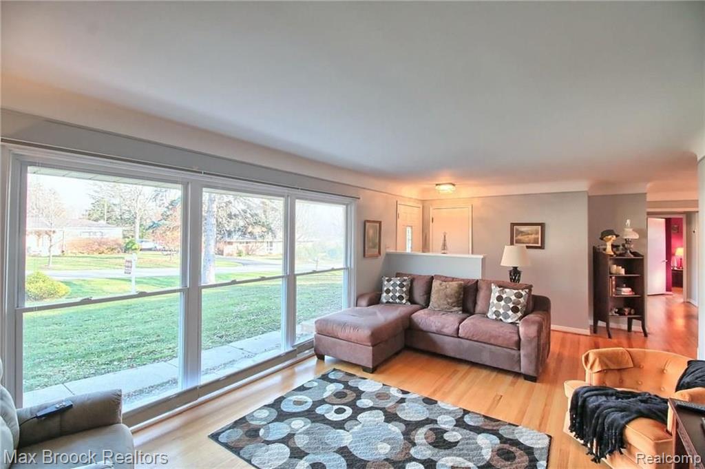 28379 New Castle Road Farmington Hills, MI 48331 - Photo 5 of 24