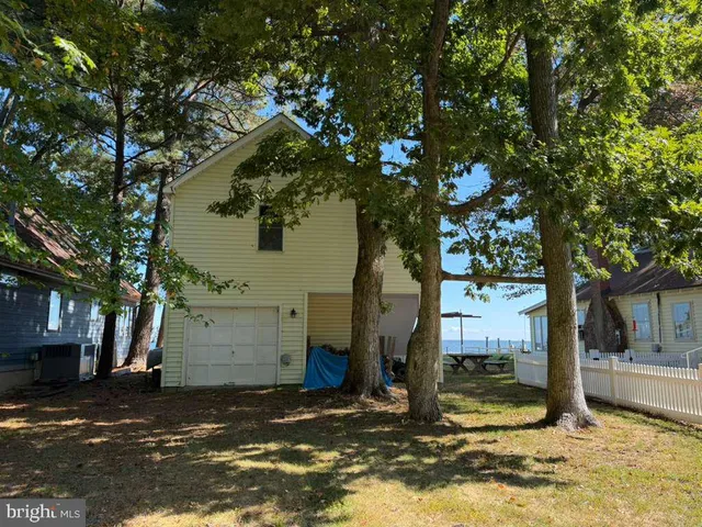 a bathroom with a toilet