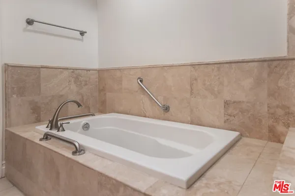 $3,675 | 15206 Burbank Boulevard, Unit 110, Sherman Oaks, CA 91411
