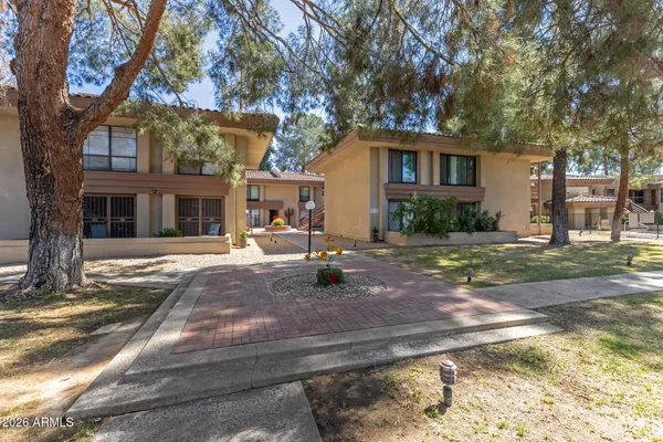 a view of a house with backyard