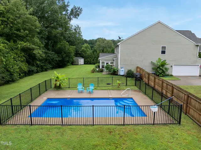 a view of an house with backyard and pool