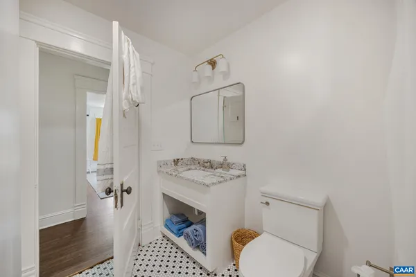 a view of a house with backyard