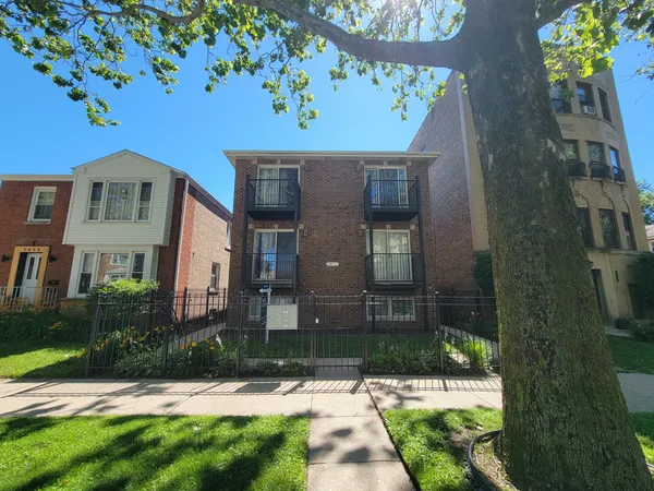 $2,150 | 7411 North Claremont Avenue, Unit 2W, Chicago, IL 60645