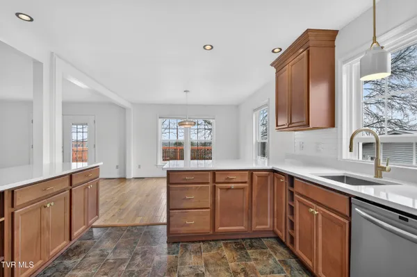 $425,000 | 122 Stonewall Heights Northeast, Abingdon, VA 24210