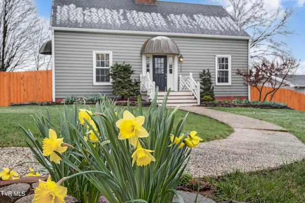 $425,000 | 122 Stonewall Heights Northeast, Abingdon, VA 24210