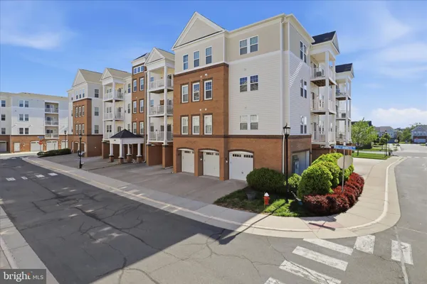 $490,000 | 24636 Woolly Mammoth Terrace, Unit 202, Aldie, VA 20105