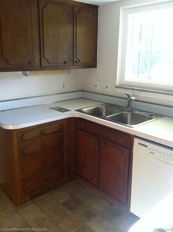 2556 New England Drive Rochester, MI 48309 - Photo 6 of 18 IMG_3402.jpg
