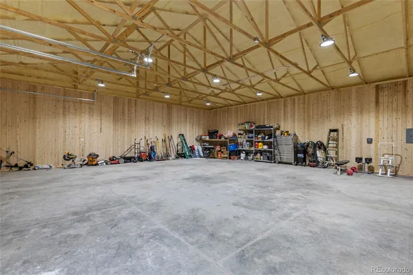 a view of a big room with garage